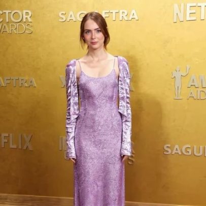 Emma Stone desfila com cardigan brilhante no tapete vermelho do SAG Awards 2026