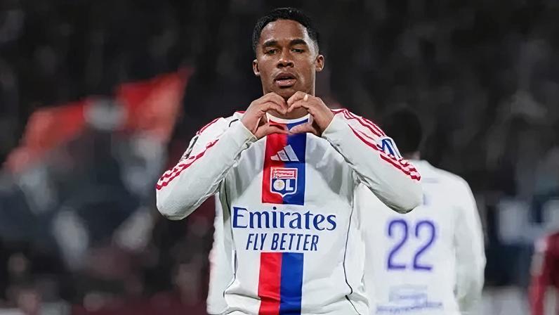 Endrick comemora gol pelo Lyon contra o Metz