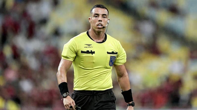 Yuri Elino deu apito para assistente encerrar o jogo no Maracanã (Foto: Thiago Ribeiro/AGIF)