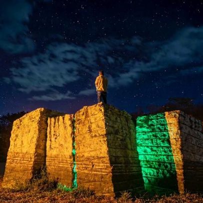 Exposição e peça ressaltam impactos da mineração no Vale do Jequitinhonha