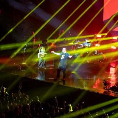 Biquíni 41 anos brilha com desfile de hits e carisma nas alturas