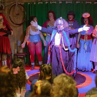 Circo gratuito leva espetáculo a garagens da periferia de BH