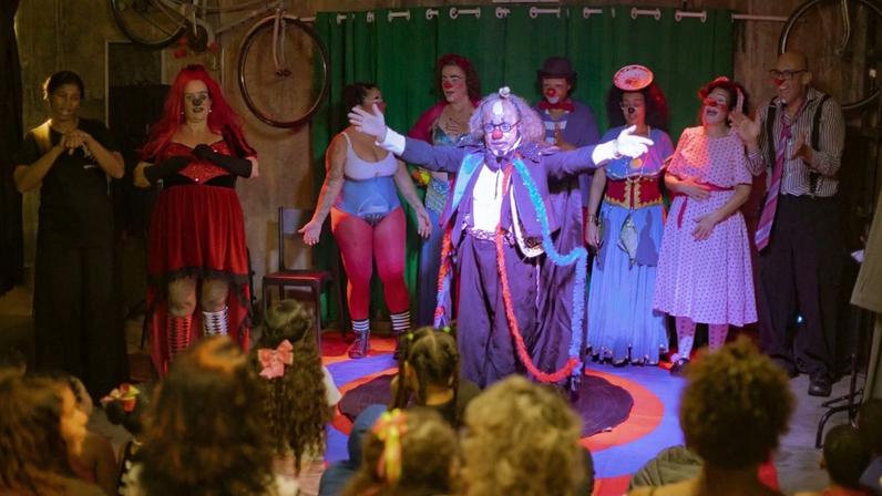 Nesta edição, tem apresentação do espetáculo: “Garagens Periféricas – Pro Povo Ri” no sábado (28/3), às 19h, em Venda Nova, com entrada gratuita