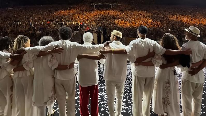 De camisa branca, calça vermelha e sandálias, Gil apresentou no palco vários integrantes de sua numerosa família repleta de músicos