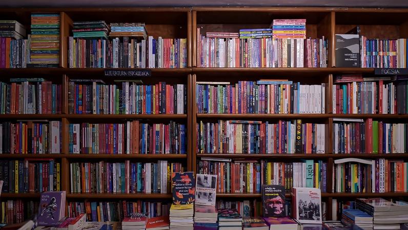 Prateleiras da livraria Jenipapo, localizada na Savassi, em BH