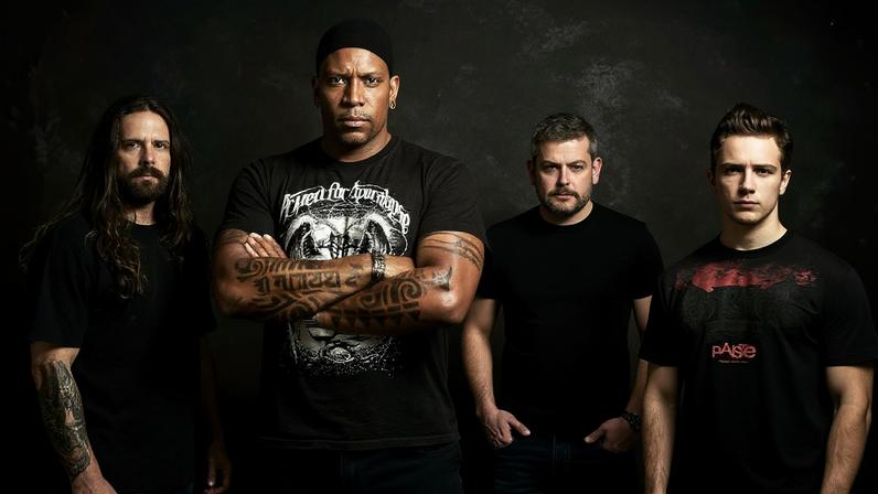 A banda Sepultura é formada atualmente por Derrick Green (vocal), Andreas Kisser (guitarra), Paulo Jr. (baixo) e Greyson Nekrutman (bateria).