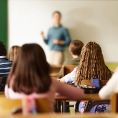 Diretora impede aluna evangélica de distribuir folhetos na escola