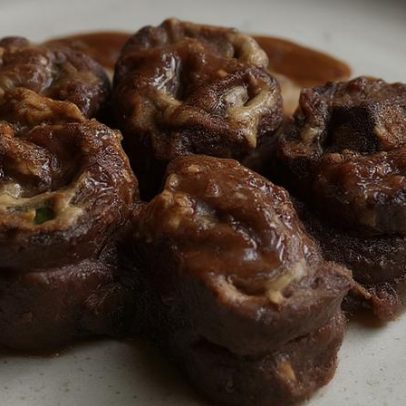 Enroladinho de carne com parmesão e rúcula, receita fácil de Talitha Morete