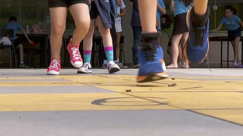 Crianças brincam em recreio de escola em Ribeirão Preto, SP, que proibiu celulares há dois anos — Foto: Tiago Aureliano/EPTV