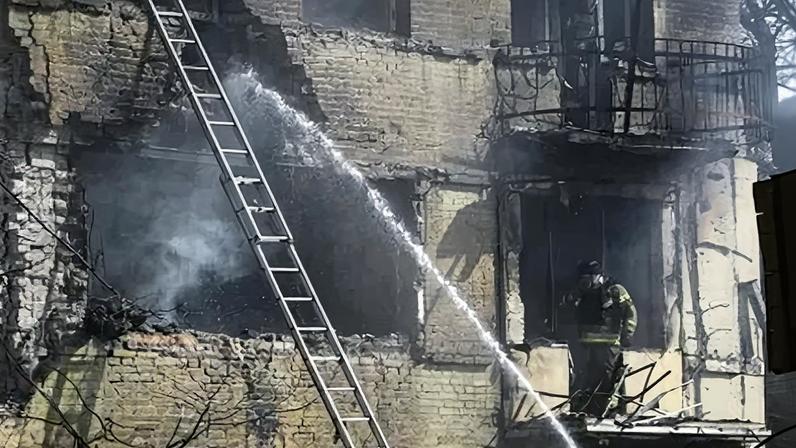 Prédio alvo de ataque russo em Dnipro em 26/3/2026