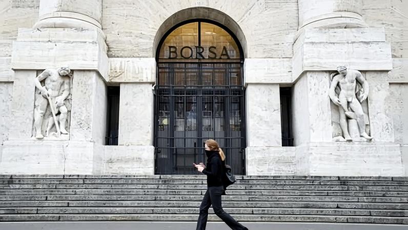 Pedestre caminha em frente à Bolsa de Valores de Milão