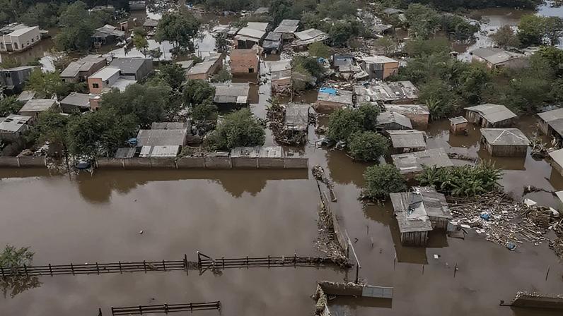 Temperatura das águas oceânicas junto à costa brasileira está acima da média histórica e aumenta evaporação, resultando em precipitações intensas