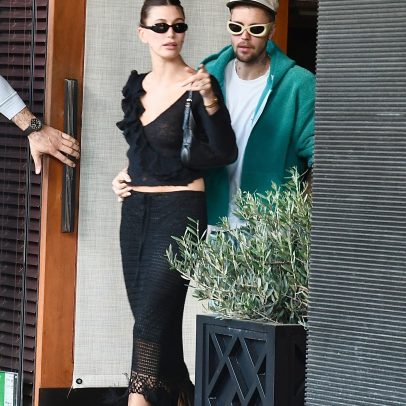 Justin Bieber e Hailey exibem afeto em LA após surpresa sobre gravidez