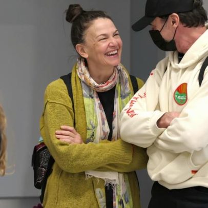 Hugh Jackman e Sutton Foster chegam juntos ao LAX