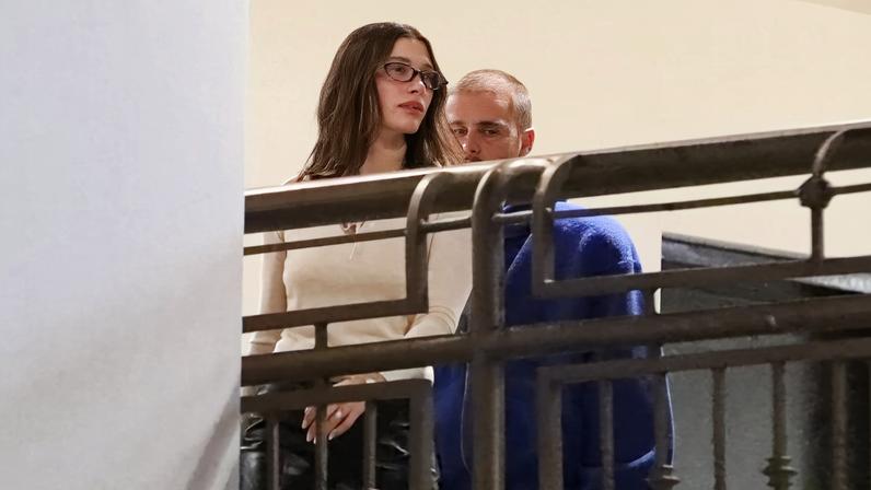 Justin Bieber joga garrafa d'água em paparazzi após sushi com Hailey