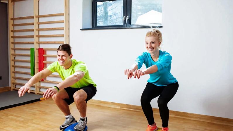Os exercícios de propriocepção são fundamentais para melhorar a comunicação entre o cérebro e o corpo, refletindo diretamente na qualidade dos movimentos