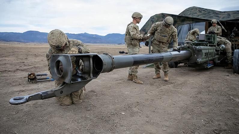 Na imagem, exército norte-americano prepara peça de artilharia
