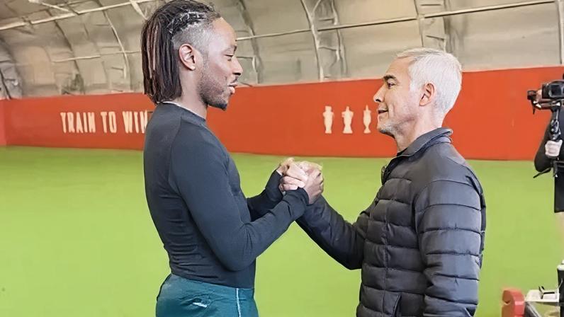 Eberiche Eze, meia do Arsenal, cumprimenta Romário em Londres