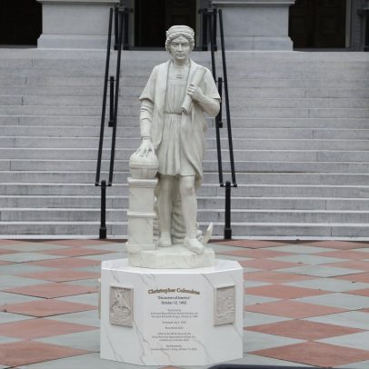Estátua de Cristóvão Colombo é instalada na área da Casa Branca