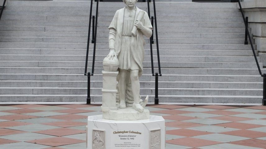 Estátua de Cristóvão Colombo é instalada na área da Casa Branca