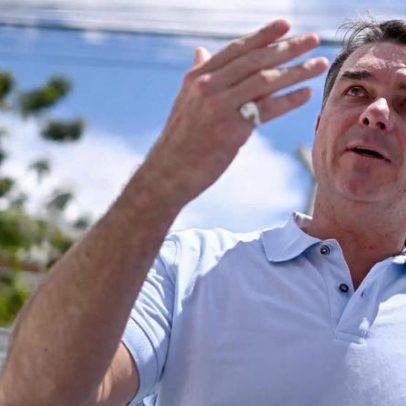 Flávio Bolsonaro afirma que negar prisão domiciliar é brincar com a vida do pai