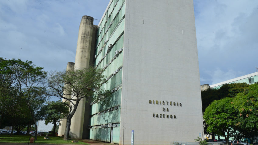 O Tesouro Nacional divulga mensalmente os dados da dívida pública federal do Brasil