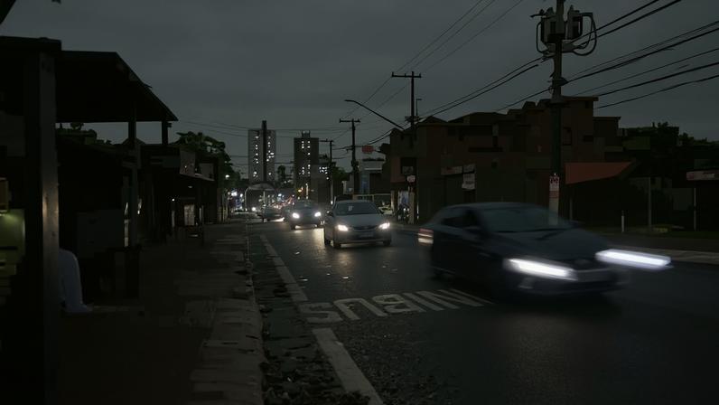Avenida do Cursino no bairro do Jabaquara, em São Paulo, sem energia elétrica. Foto: Paulo Pinto/Agência Brasil