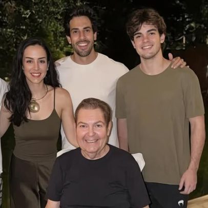 Faustão faz rara aparição em cadeira de rodas no aniversário da filha