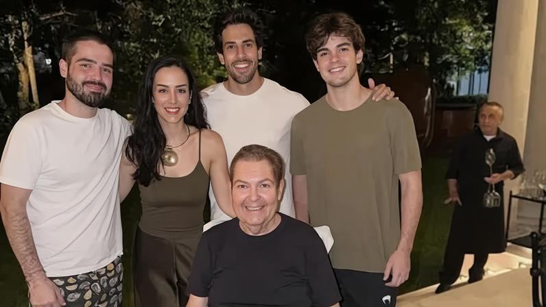 Faustão faz rara aparição com os filhos em cadeira de rodas