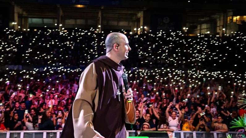 Frei Gilson na Arena Pernambuco realizando vigília