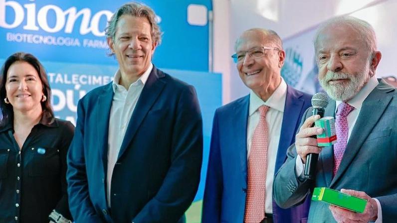 Fernando Haddad ao lado de Simone Tebet, Alckmin e Lula em visita à fábrica de medicamentos da Bionovis