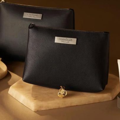 Amenity kits da primeira classe incluem perfumes e pijamas de grife