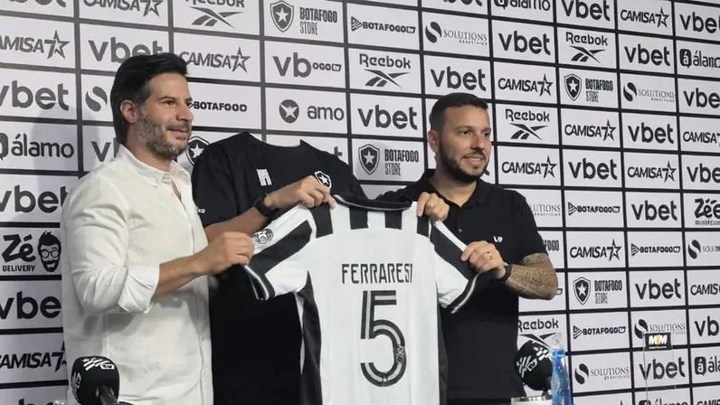 Ferraresi é apresentado no Botafogo e usará a camisa 5 (Foto: Leonardo Bessa/Lance!)