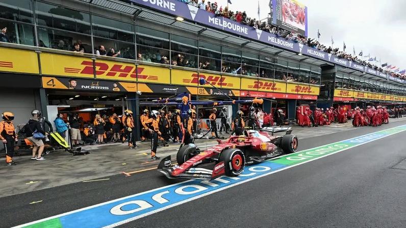 Vencedor da sprint, Lewis Hamilton após pitstop da Ferrari no GP da Austrália pela F1 2025 (Foto: Tracey Nearmy / POOL / AFP)