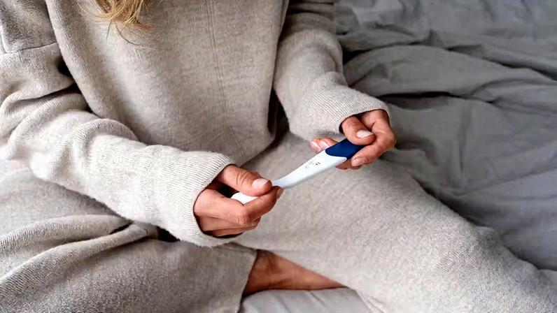 Idade segue como fator decisivo para chance de concepção, riscos na gestação e desigualdades sociais — Foto: Freepik