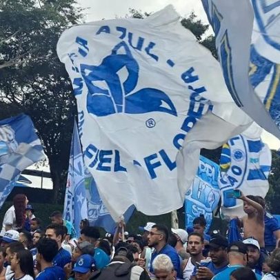 Torcedores do Cruzeiro apoiam jogadores na Toca II antes da final do Mineiro
