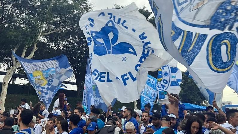 Torcedores do Cruzeiro apoiam jogadores na Toca II antes da final do Mineiro