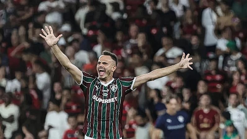 Fluminense recebe prêmio pelo vice-campeonato do Carioca