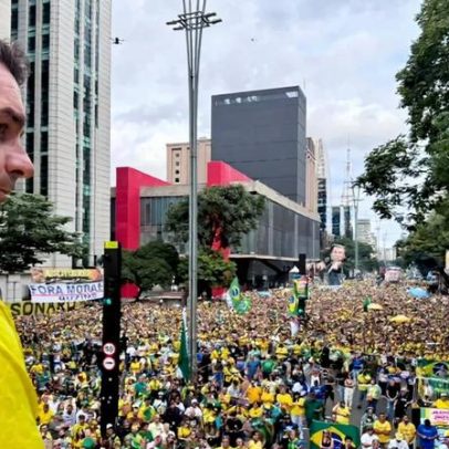 Flávio Bolsonaro diz que subirá a rampa do Planalto em 2027 com o pai