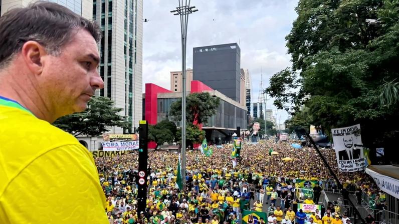 O senador e pré-candidato à Presidência da República Flávio Bolsonaro em ato na Avenida Paulista. Foto: Divulgação Ascom Flávio Bolsonaro