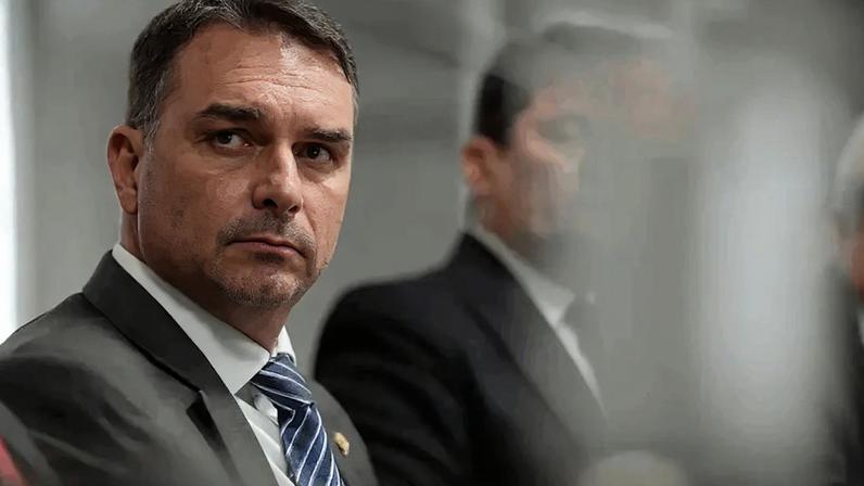 O senador Flávio Bolsonaro (foto) divulgou vídeo em que é questionado sobre as fraudes nos descontos do INSS terem começado durante o governo do ex-presidente Jair Bolsonaro