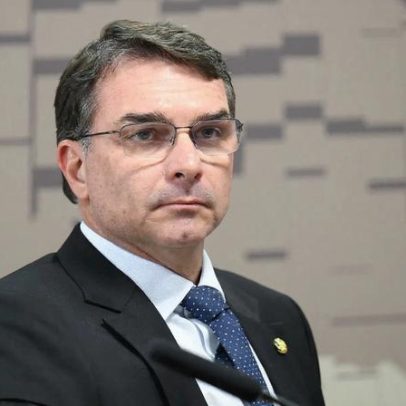 Flávio Bolsonaro e Moraes discutem prisão domiciliar para Bolsonaro"}