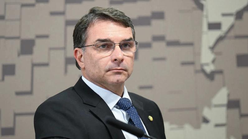 Flávio Bolsonaro e Moraes discutem prisão domiciliar para Bolsonaro"}