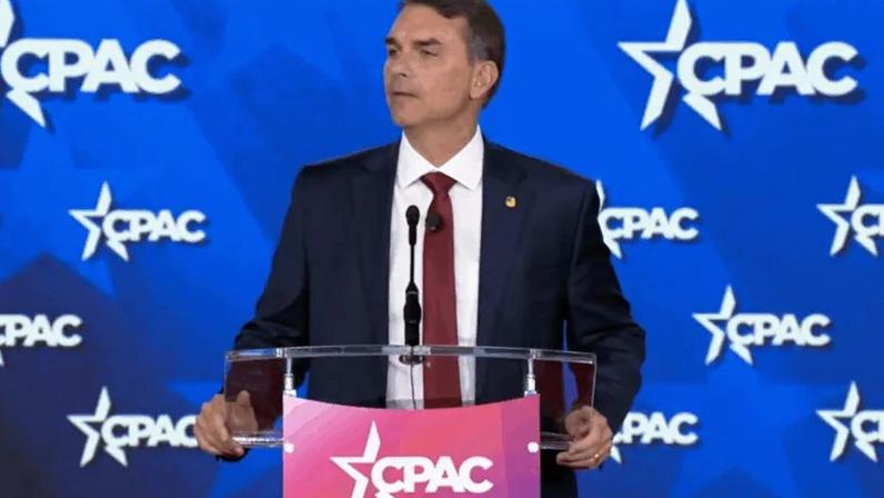Flávio Bolsonaro em discurso na CPAC em 28 de março de 2026