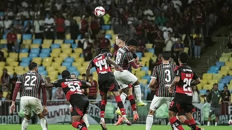 Lance de Fluminense x Flamengo pelo Campeonato Carioca