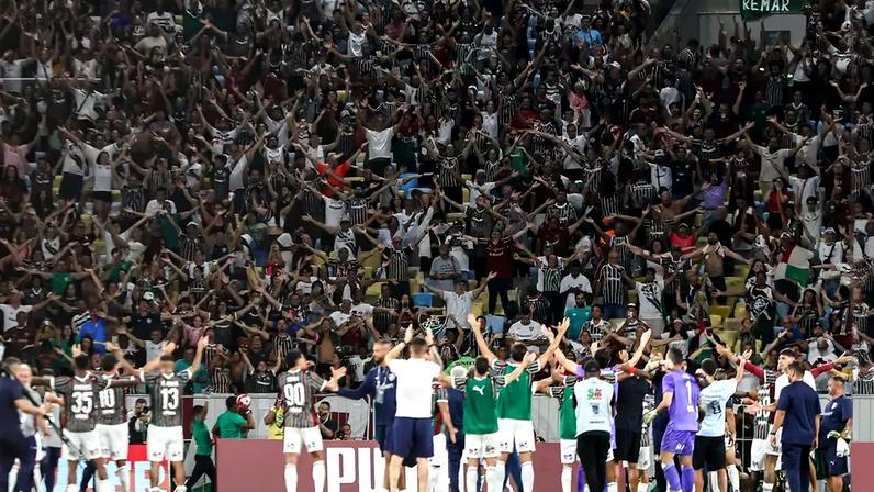 Time do Fluminense comemora a classificação para a final do Carioca com a torcida no Maracanã (Foto: Lucas Merçon/FFC)
