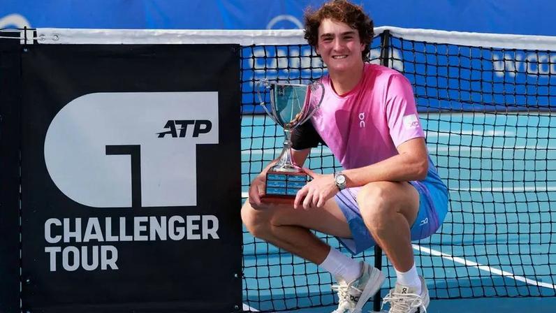 João Fonseca com o troféu do Challenger de Canberra, em 2025 (Foto: ATP Tour)