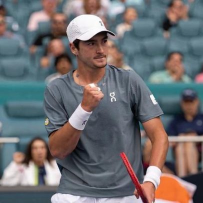 Fonseca vence estreia em três sets e encara Alcaraz em Miami