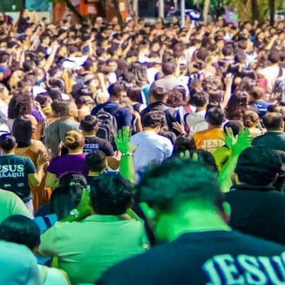 Culto ao ar livre em Fortaleza reúne fiéis