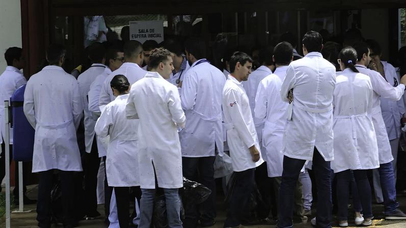 Médicos estrangeiros e brasileiros que se graduaram em outro país, fazem a segunda etapa da edição 2017 do Exame Nacional de Revalidação de Diplomas Médicos Expedidos por Instituições de Educação Superior Estrangeira (Revalida).